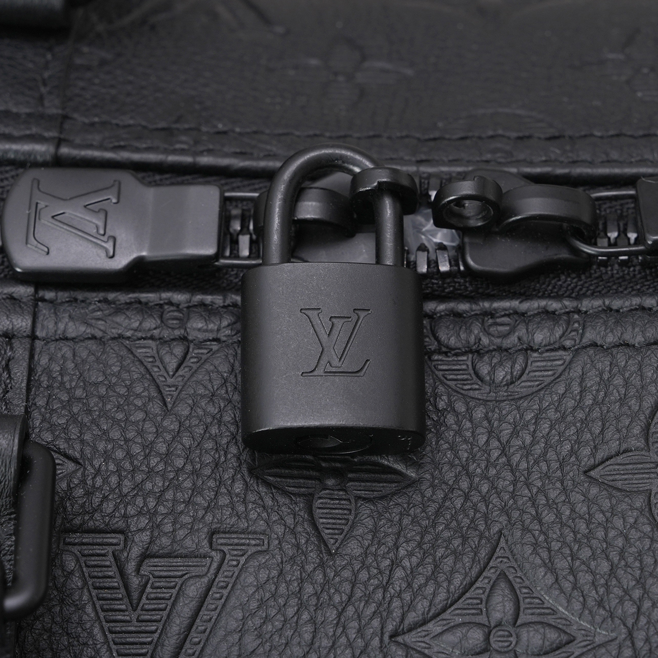 LOUIS VUITTON(USED)루이비통 M44810 쉐도우 키폴 50 반둘리에 올블랙